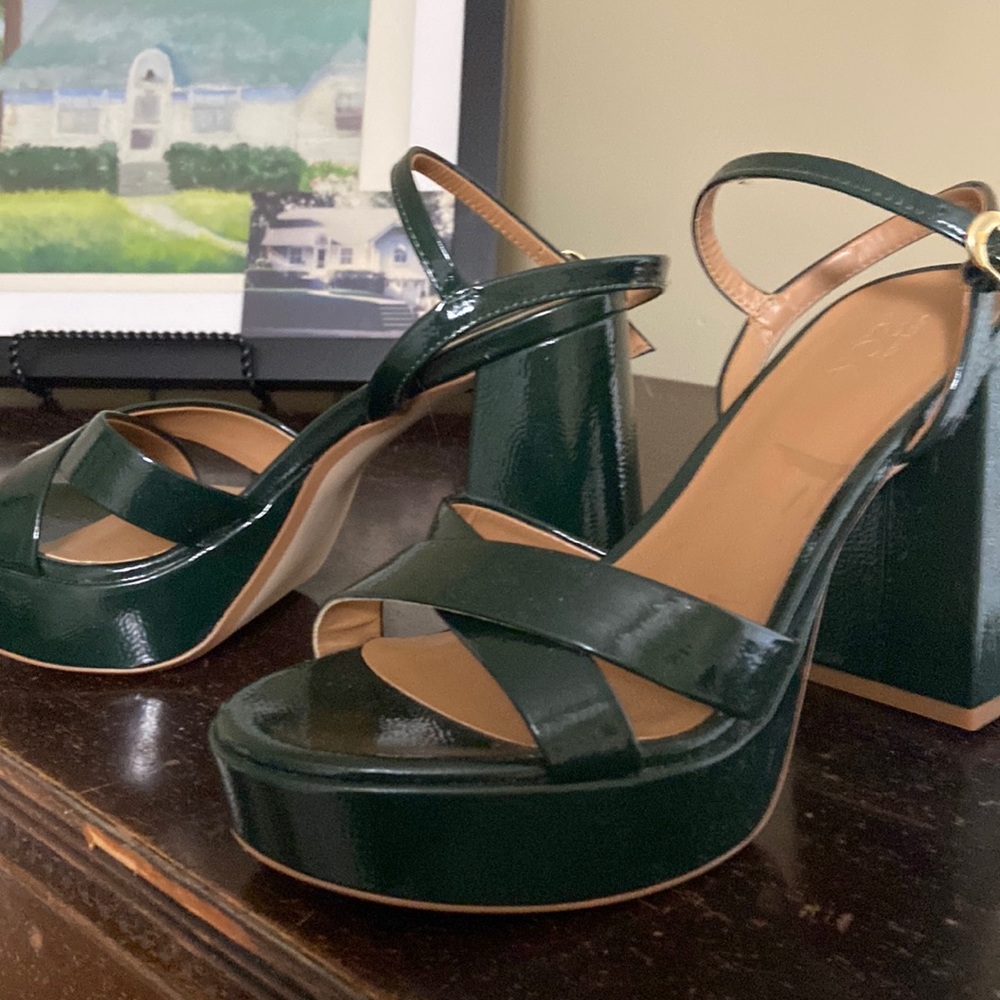 Nordstrom Rack platform sandal in dk green. Sz 7. Perfect condition, gently worn